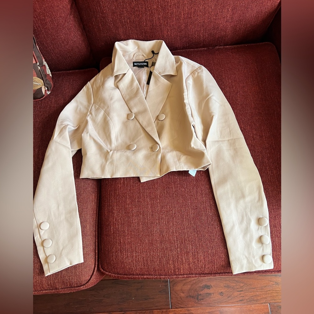 PrettyLittleThing Beige Cropped Blazer